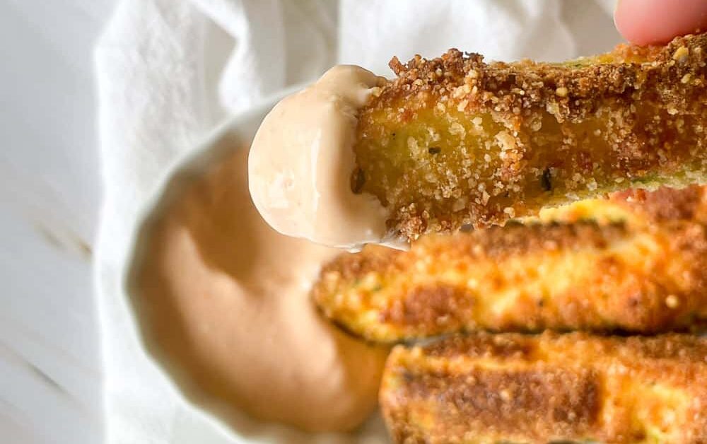 Zucchini Fries dipped into spicy mayonnaise.