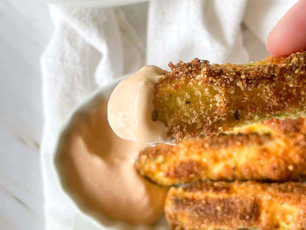 Zucchini Fries dipped into spicy mayonnaise. 