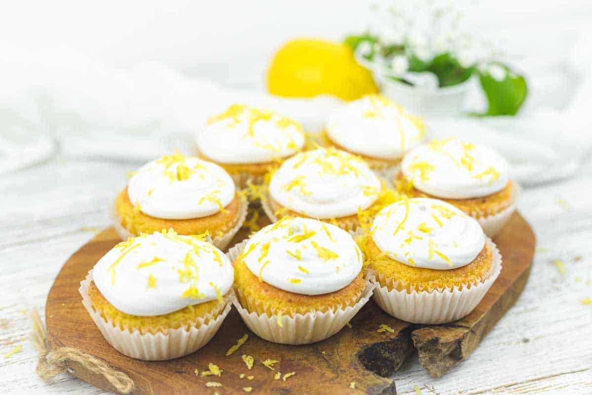 Meringue Lemon Curd Cupcakes. 