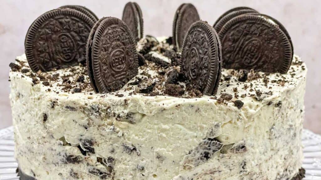 Oreo cheesecake on a cake stand.