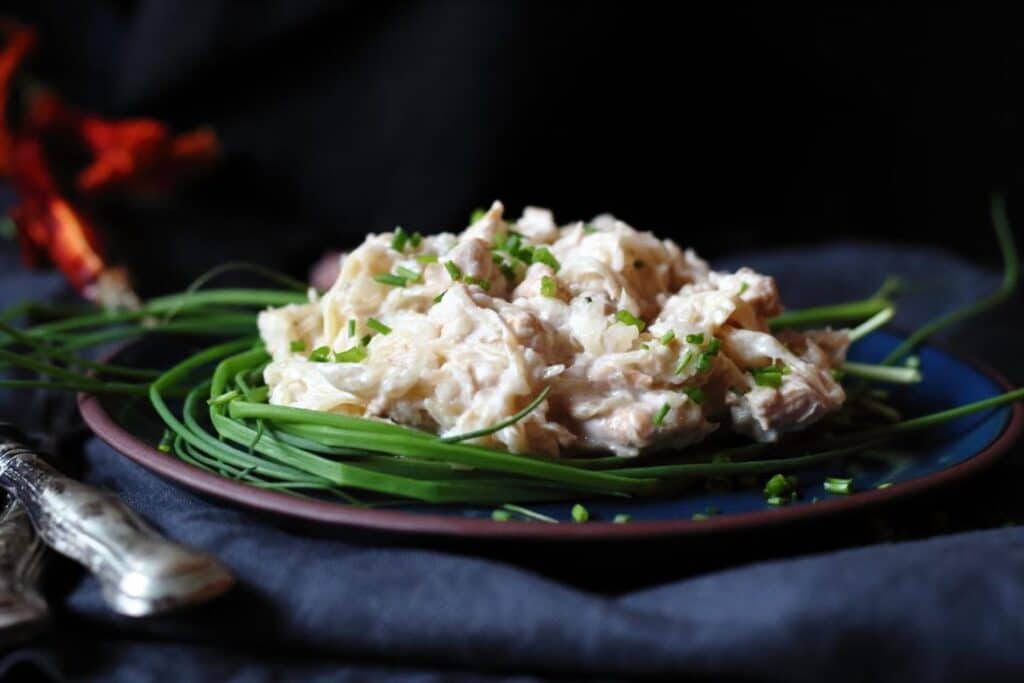 Chicken with yogurt and chives.