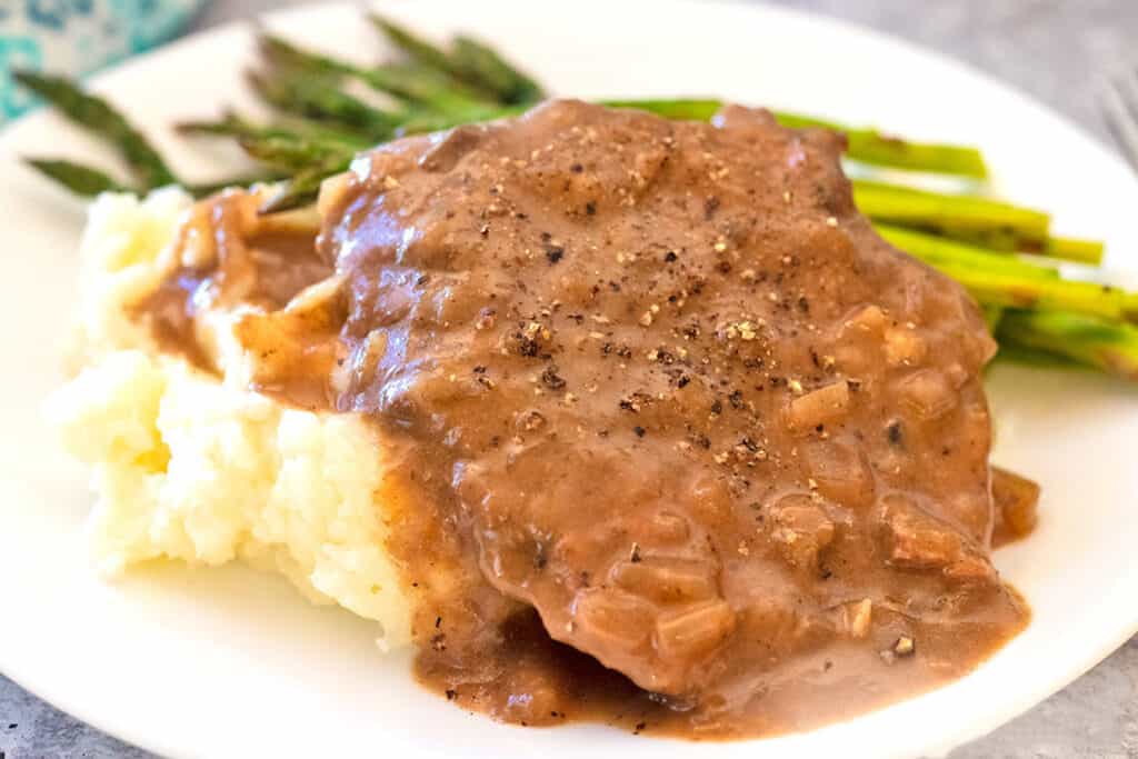 Slow Cooker Cube Steak with Mashed Potatoes and Asparagus.