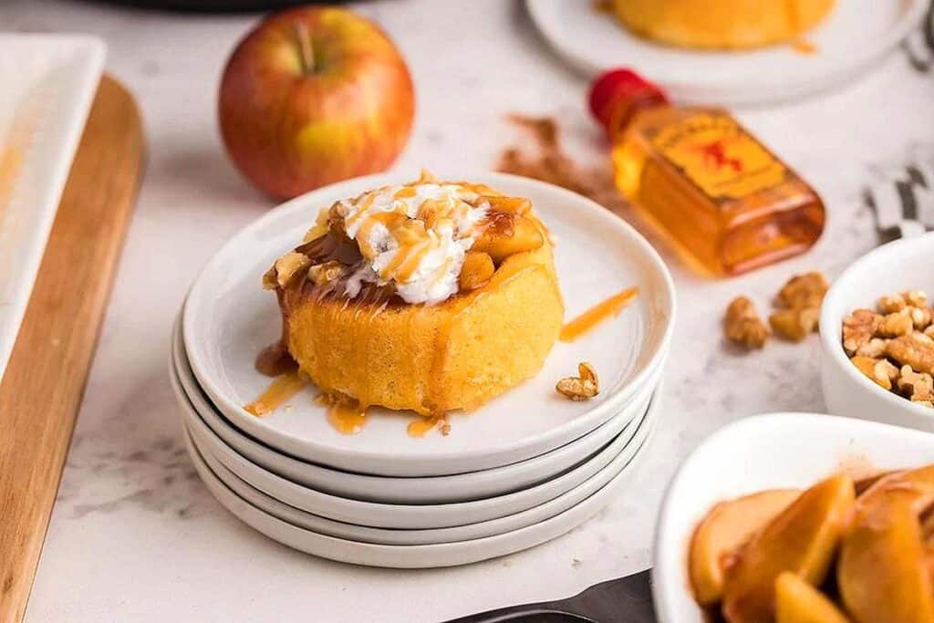 A shortcake with apples and caramel. 