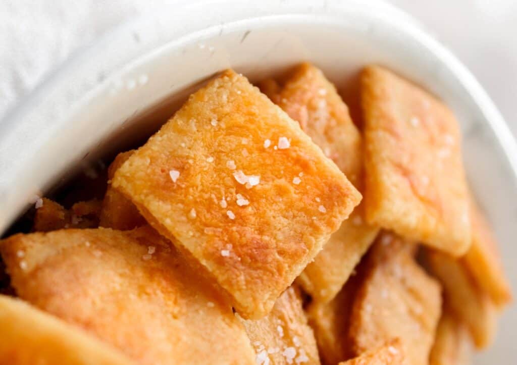 Low-carb Cheez-Its in a bowl.