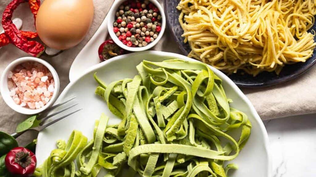 Fiber Noodles on plates in green and natural color.