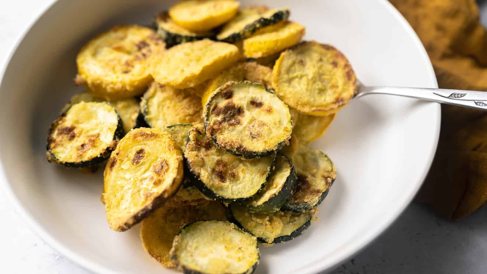 https://fooddrinklife.com/wp-content/uploads/2023/04/summer-squash.jpg