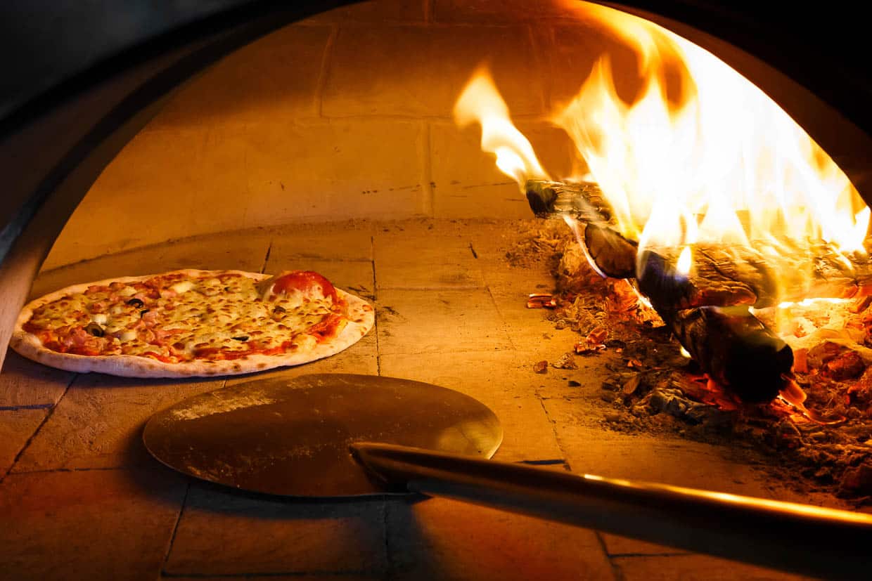 Outdoor pizza oven 101: Complete guide to dominating pizza night