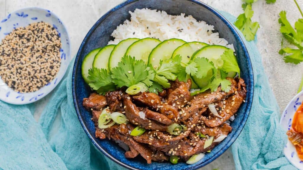 A delicious Sunday recipe of Asian beef with rice and cucumbers.