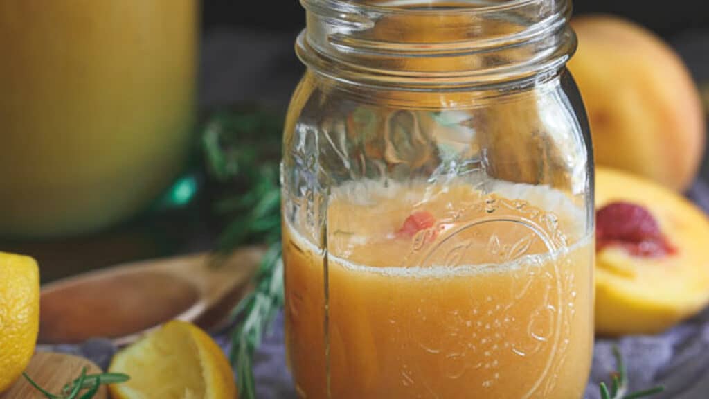 Peach lemonade in a mason jar.