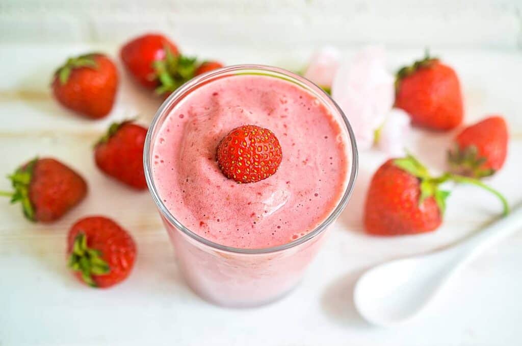 An closeup image of a low-carb strawberry smoothie in a glass.