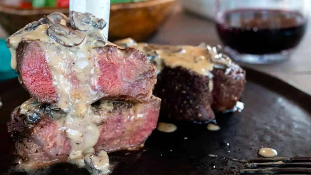 Sliced filet mignon with cream sauce.