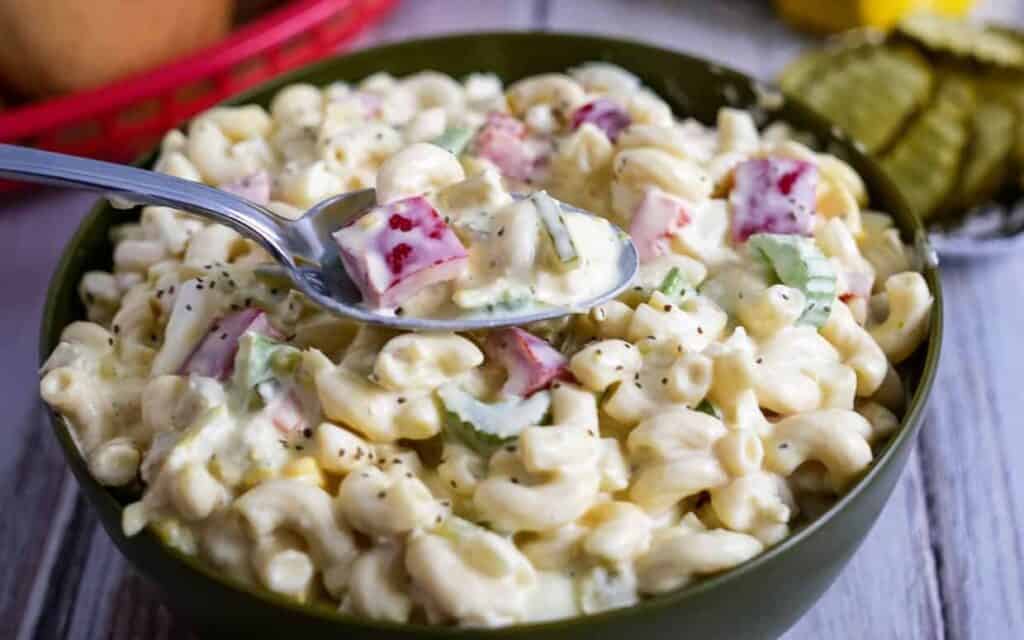 https://fooddrinklife.com/wp-content/uploads/2023/06/amish-macaroni-salad-1260846-edited-1024x640.jpg