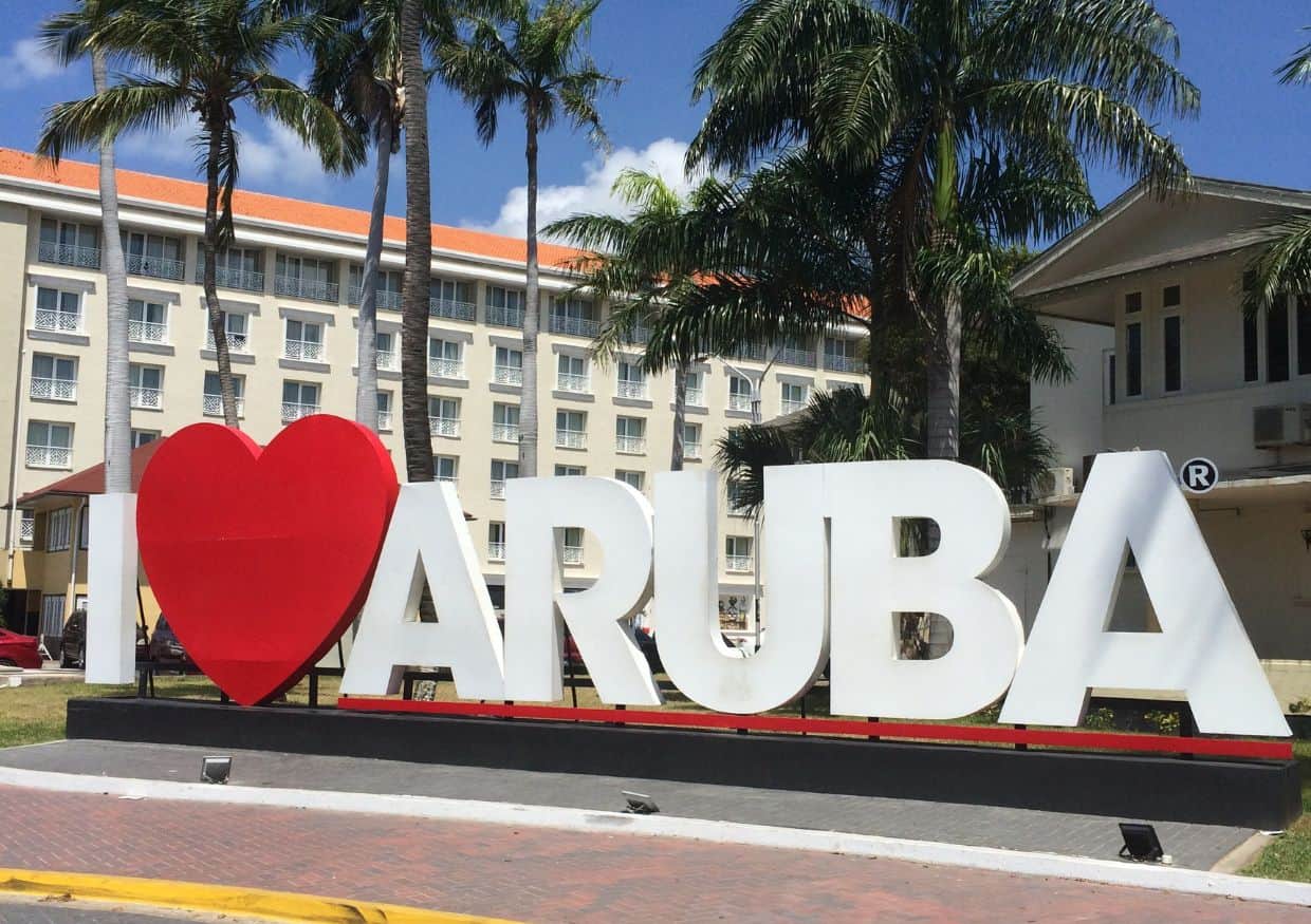 I love Aruba sign with heart in the middle.