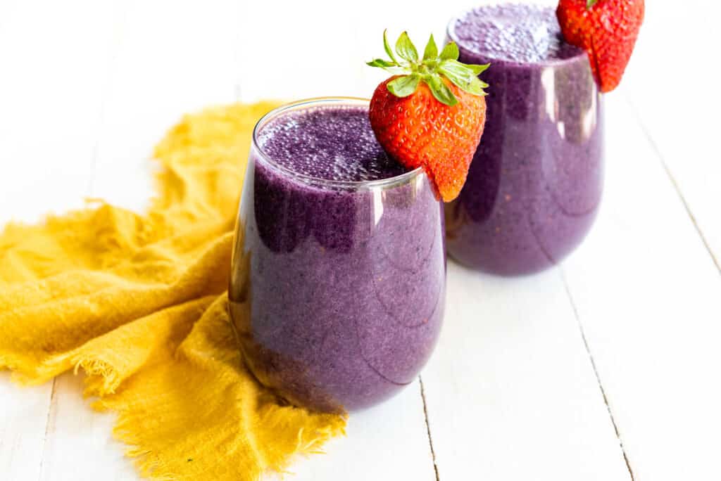 https://fooddrinklife.com/wp-content/uploads/2023/06/berry-smoothie-photo-h-1024x684.jpg