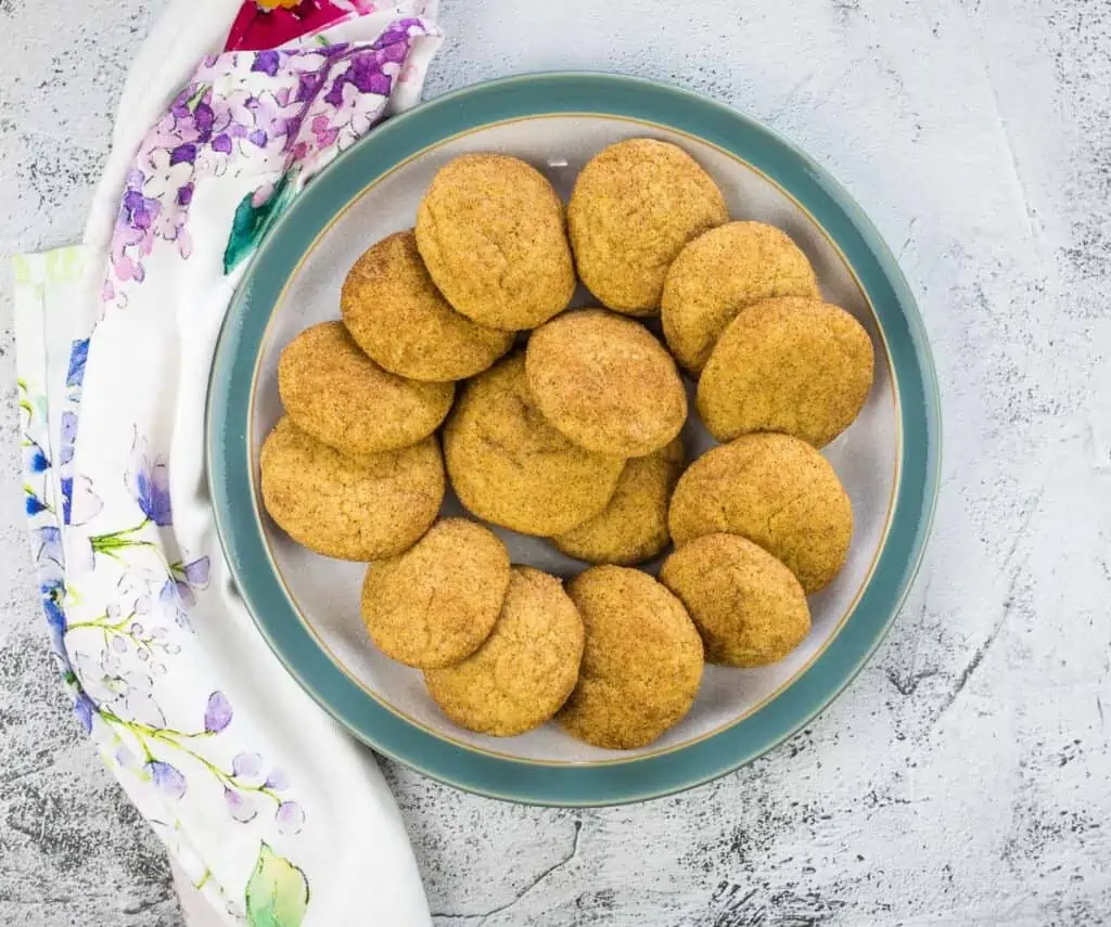 Pumpkin Snickerdoodles in a circle on a grey and blue plate.