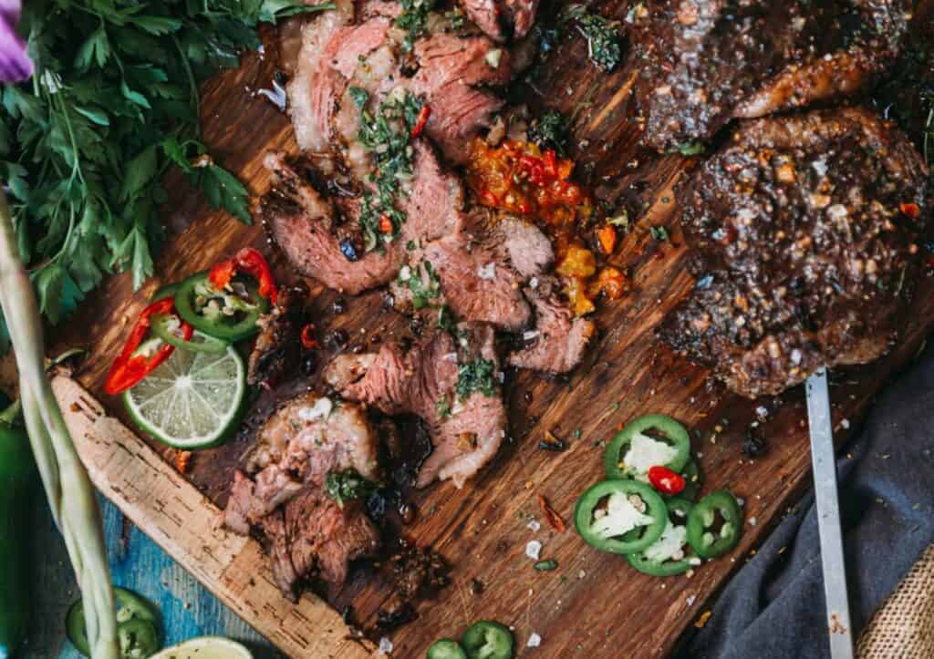 Sliced picanha on a board.