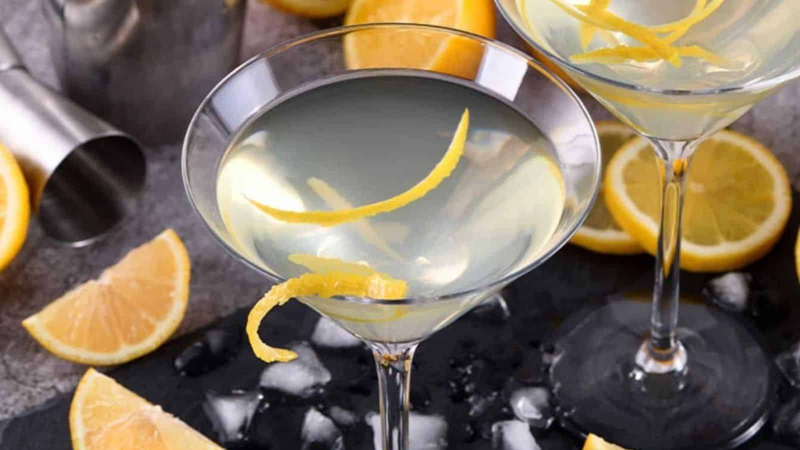 Two lemon cocktails with lemon slices and ice.