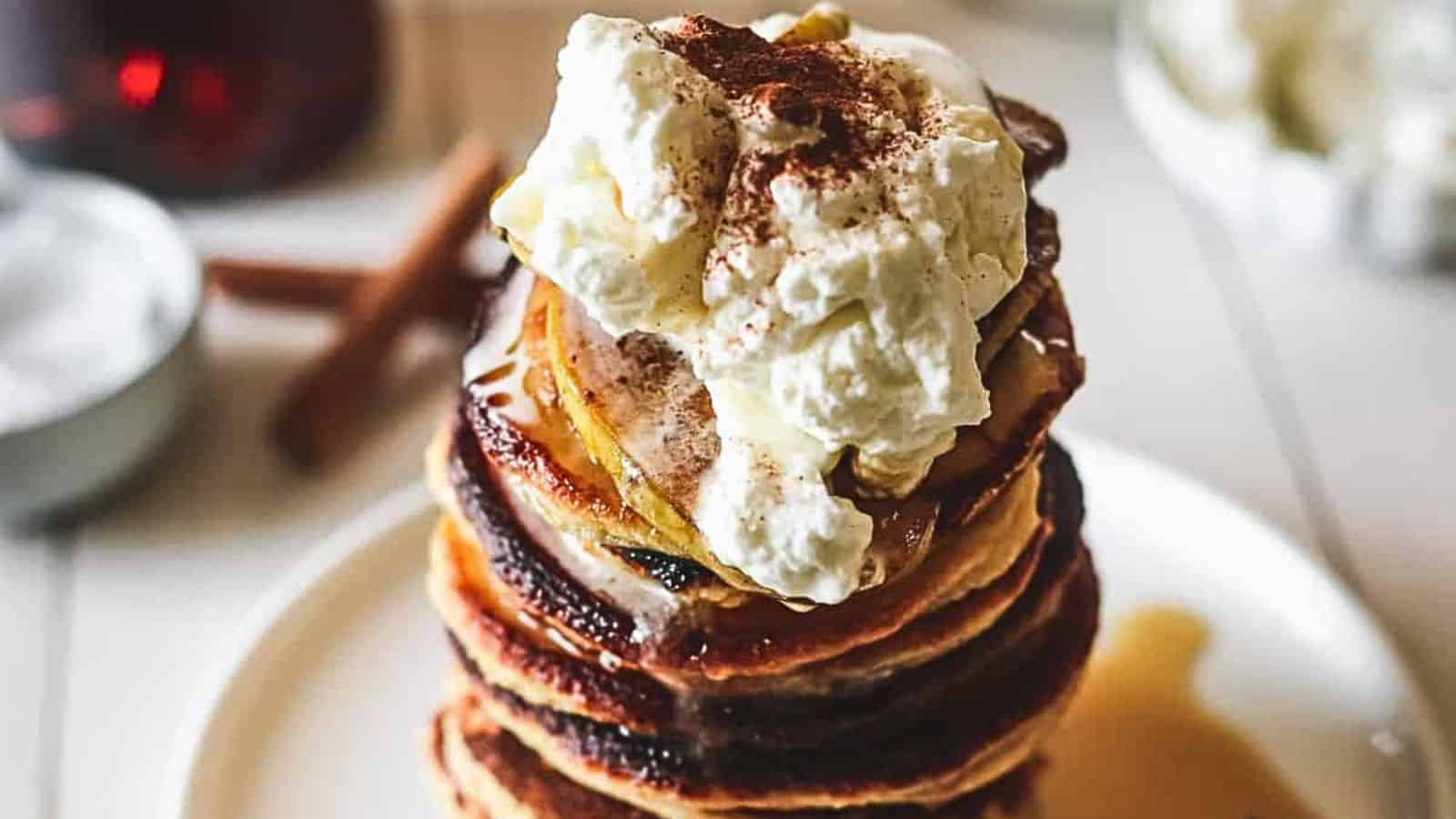 Low-Carb Pancakes with Healthy Caramelized Apples.