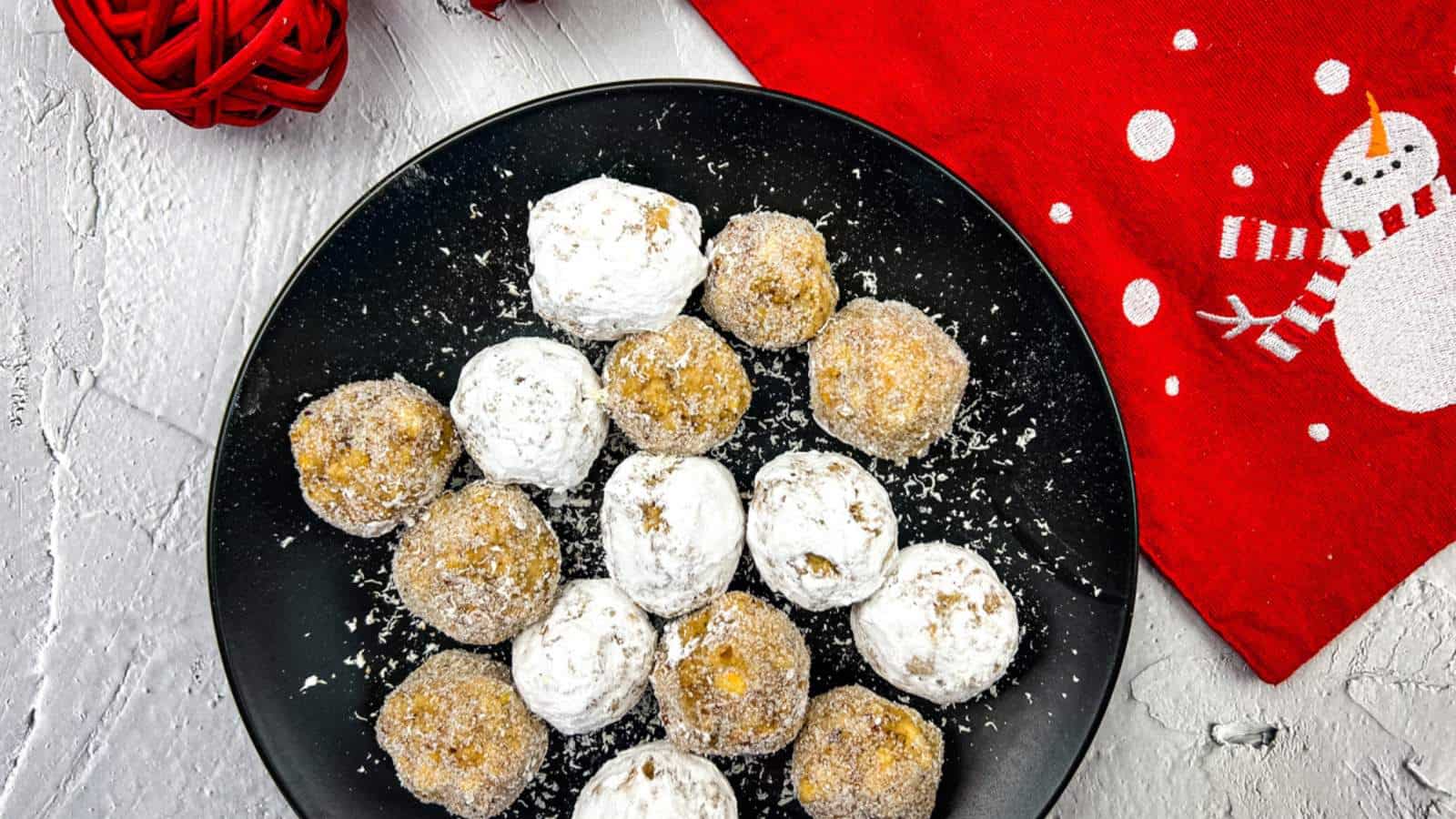 Bourbon balls with white chocolate and powdered sugar