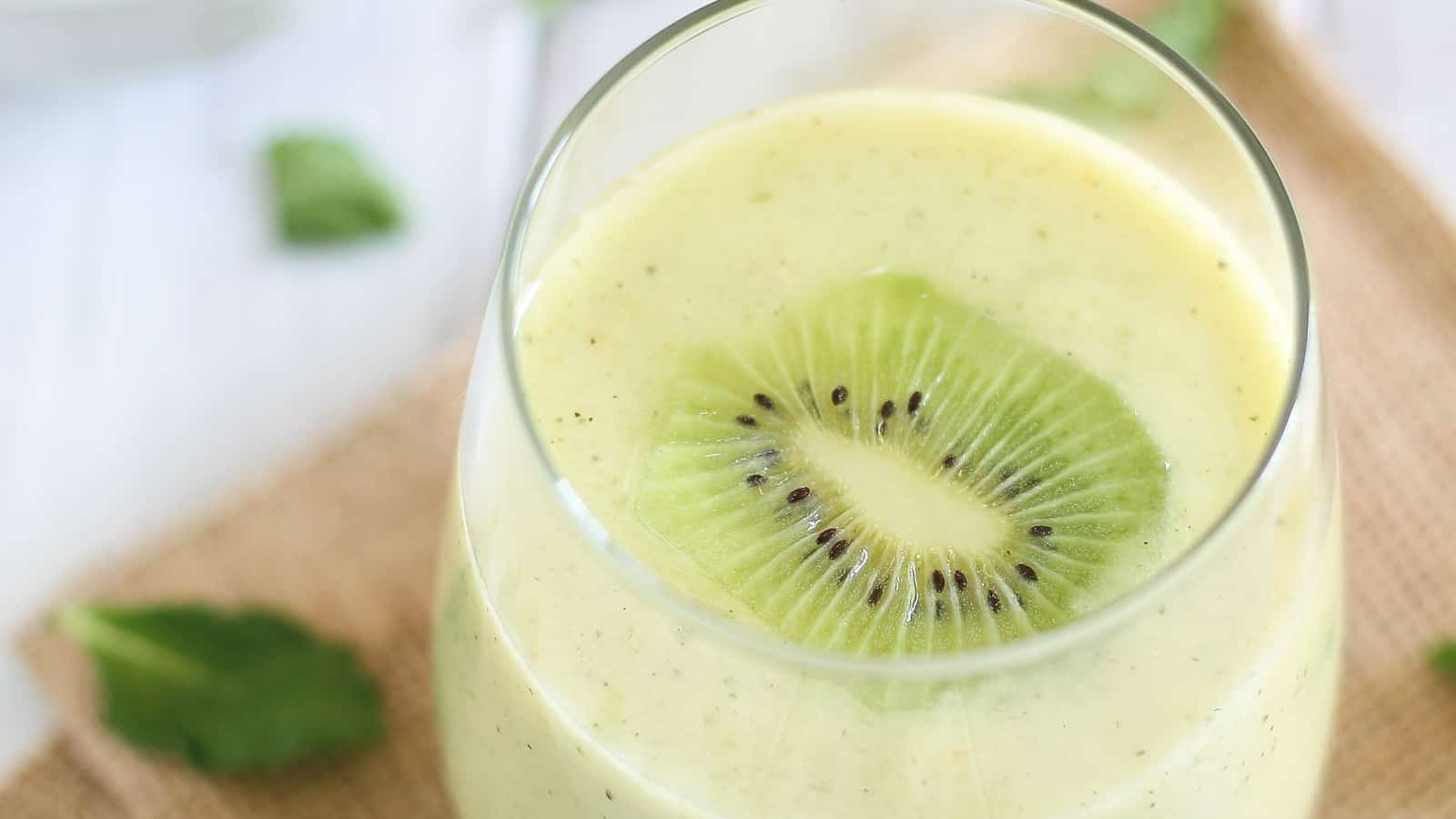 A kiwi smoothie with kiwi and mint.