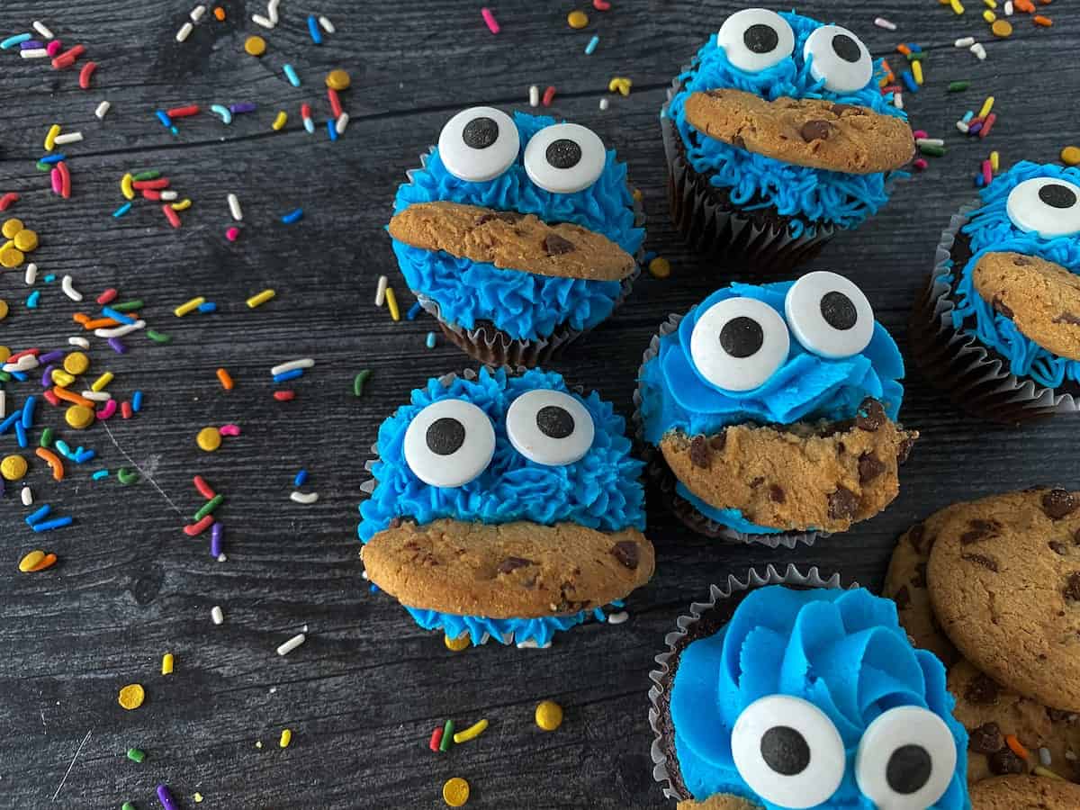 Cookie monster cupcakes with white and black eyes.