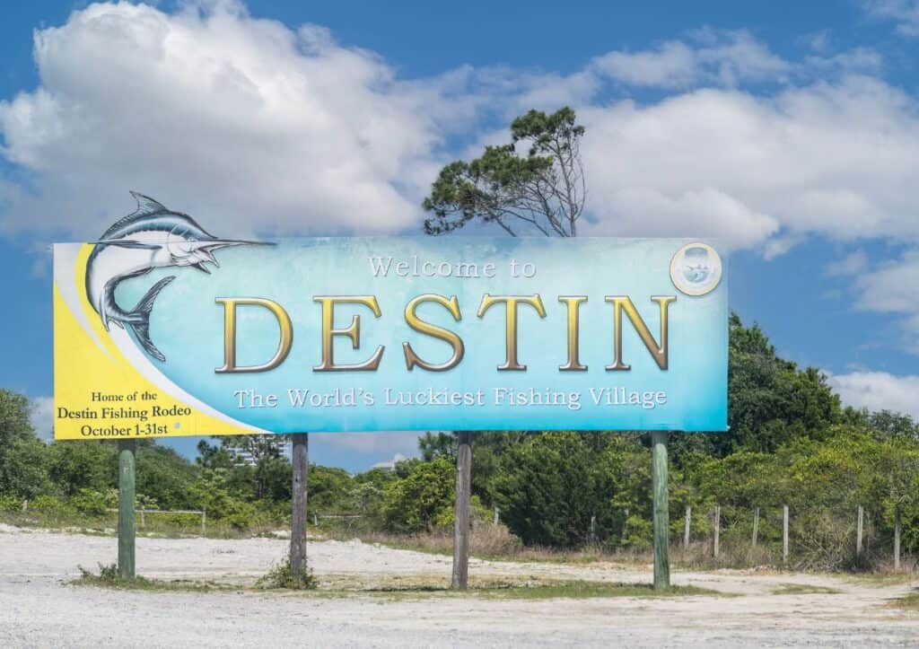 A sign that says welcome to desin.