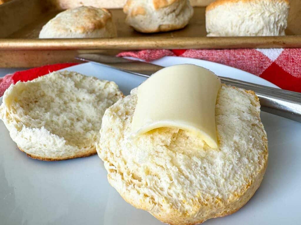 Butter biscuits on a plate for small households.