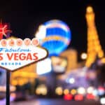 Welcome to las vegas sign at night.