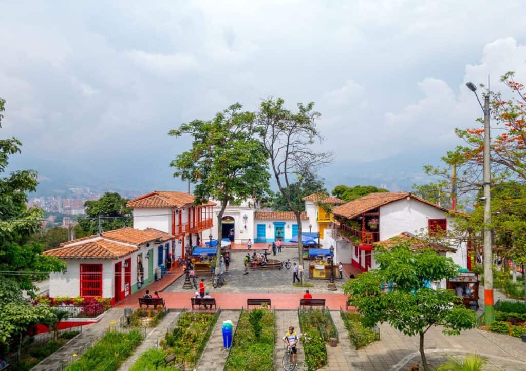 A view of a quaint town in Colombia, perfect for exploring on a visit to Medellín.