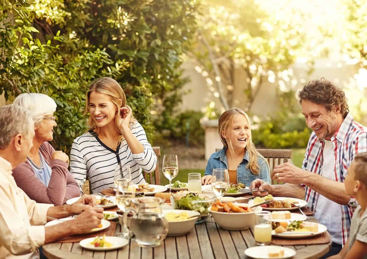 Tips for hosting the perfect outdoor dinner party