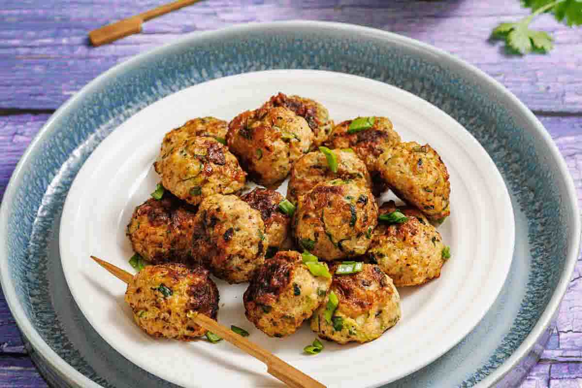 Round plate with zucchini bites, with one in a skewer.